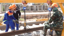 Cận cảnh lắp đặt những đoạn ray đầu tiên tuyến tàu điện đô thị ở Phú Quốc