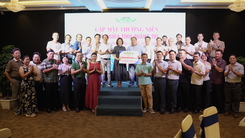 Nghĩa tình Quảng Trị tiếp tục trao 100 suất học bổng Tiếp sức đến trường