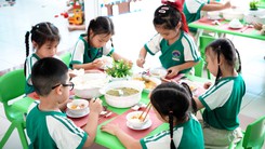 Dạy trẻ cầm đũa, làm quen với toán qua 'bữa ăn gia đình' tại trường mầm non ở TP.HCM