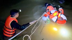 Công an, bộ đội căng dây đưa người phụ nữ nghi đau ruột thừa vượt lũ đi cấp cứu 