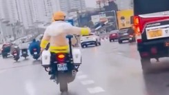 Cảnh sát mở đường cho xe chở người đau thận cấp đi cấp cứu giữa lúc mưa, đường ngập  
