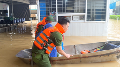 Trung tâm y tế ngập lụt, công an dùng thuyền đưa bệnh nhân ra vào