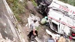 Hiện trường vụ xe container lao xuống vực trên đèo Sông Pha, tài xế bị thương nặng 