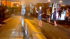 Video hiện trường xe chở cọc bê tông lật đổ xuống đường gây tai nạn liên hoàn ở Hải Phòng