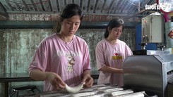 Hai chị em sinh đôi phụ cha làm bánh mì, bán vé số vào đại học, hàng xóm dang tay tiếp sức