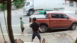 Video vụ va chạm giữa ô tô và xe tải khiến 1 người chết, 3 người bị thương