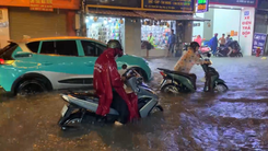 Mưa lớn chiều tối, nhiều tuyến đường TP.HCM thành 'sông'