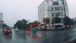 Tình trạng người phụ nữ đi xe máy bị sét đánh trúng ở Nghệ An