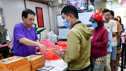 Rằm Trung thu, người dân xếp hàng dài chờ mua bánh pía nóng hổi ở TP.HCM