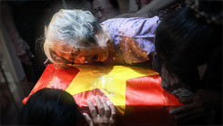 Hài cốt liệt sĩ trở về vòng tay cha mẹ: 'Cánh ơi, mẹ bế con một tí con ơi...'