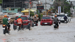 Nhiều tuyến đường ở TP Cần Thơ chìm trong triều cường ngày cuối tuần