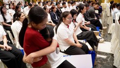 Nữ sinh viên bất ngờ khi mẹ xuất hiện tại buổi trao học bổng Tiếp sức đến trường 2026