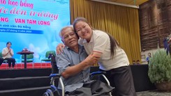 Người cha mất hai chân vẫn đến chung vui cùng con trong ngày nhận học bổng