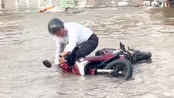 Người dân Cần Thơ chật vật trong triều cường sáng đầu tuần 