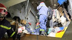 Sập gác lửng nhà trong hẻm ở phường Phú Nhuận, 3 người mắc kẹt được giải cứu