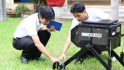 Sinh viên chế tạo robot diệt cỏ bằng laser mở ra hướng đi mới cho nông nghiệp sạch