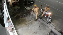 Video CSGT dừng xe tuần tra, lao vào nhà dân hỗ trợ đưa người bị đột quỵ đi cấp cứu 