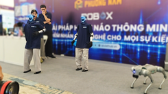 Robot khủng long gầm vang, robot hình người nhảy múa tại triển lãm ở TP.HCM