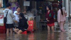 Quán bún riêu nước ngập tới đầu gối, khách vẫn lội nước tới ăn như chưa có... triều cường