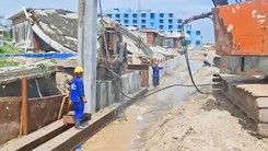 Tăng ca thi công kè biển sau sự cố loạt biệt thự đổ sập trong bão Bualoi