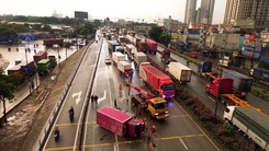 Xe tải chở hàng tông dải phân cách, lật ngang trên cầu vượt Sóng Thần