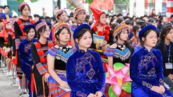 Học sinh Mẫu Sơn diện trang phục Tày, Nùng, Dao trong lễ khai giảng ở ngôi trường mới