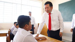 Ông Đinh Văn Nơi trao 50 triệu đồng và 2.000 quyển tập cho học sinh khó khăn vùng biên giới