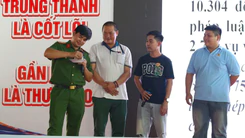 Công an dùng bột mì mô phỏng cảnh 'xào ke' hướng dẫn công nhân phòng ngừa ma túy
