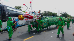 Cận cảnh Rồng Xanh dài 43m diễu hành trên đường phố Phan Thiết khai hội Nghinh Ông