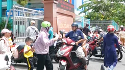 Phụ huynh vất vả đưa đón con ngày 4 lượt vì trường chưa thể tổ chức bán trú