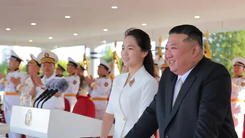 Video ông Kim Jong Un cùng con gái dự lễ đưa tàu khu trục vào biên chế