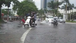 Vỡ ống nước sạch, ngập mặt đường Hà Nội