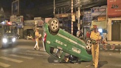 Taxi chổng vó trong đêm