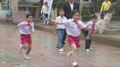 Học sinh tiểu học thi tìm hiểu an toàn giao thông