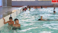 Dạy bơi miễn phí cho trẻ em nghèo