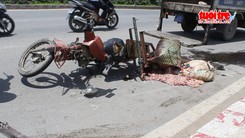 CSGT “khổ sở” với xe máy chở lòng lợn hôi thối gặp nạn