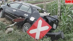 Vượt đường sắt, xe con bị tàu tông quay vòng