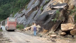 Phá đá khai thông tuyến đường Nha Trang – Đà Lạt