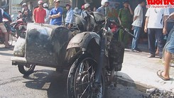 Mô tô bảo vệ đường đua xe đạp đang chạy bốc cháy dữ dội