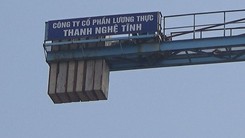 Công trình ngừng thi công, cần cẩu tháp treo lơ lửng