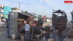 Xe tải lật, hàng trăm thùng mật ong vỡ tràn quốc lộ