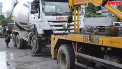 Xe bồn nổ lốp húc đổ biển báo lao lên vỉa hè