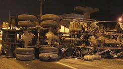 Xe bồn nổ lốp lật ngang trên xa lộ Hà Nội