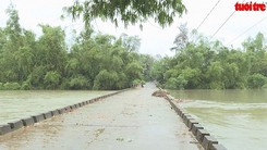 Lũ dâng cao do mưa lớn và thủy điện xả tràn