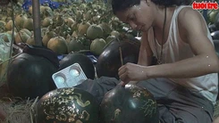 Dưa hấu tạo hình hút khách, thợ điêu khắc kiến tiền triệu