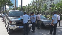 Nhiều ô tô bị xử phạt về hành vi đậu lấn chiếm vỉa hè