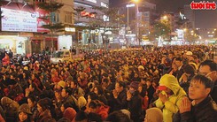 Hàng nghìn người đứng kín đường dự lễ cầu an