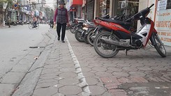 Kẻ xong vạch vôi, đường dành cho người đi bộ chỉ còn 20 cm