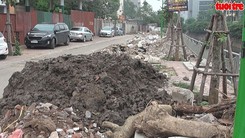 Phế thải xây dựng đổ tràn lan trên đường mới mở