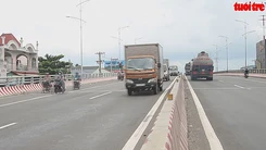 TP.HCM: Tài xế gặp khó với biển phân làn xe ở cầu vượt Gò Mây